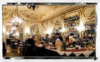 Il banco di un caffè storico di Torino