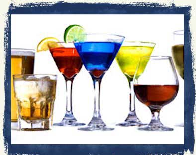 varietà di bicchieri da cocktail e liquori